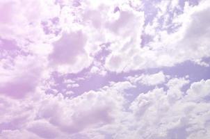 imagem de céu azul claro e nuvens brancas na hora do dia para uso em segundo plano foto