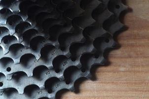 roda dentada traseira de uma bicicleta de montanha deitada sobre uma mesa de madeira em uma loja de bicicletas foto