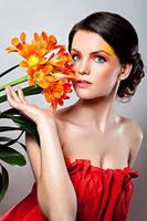 linda garota com uma flor de laranjeira foto