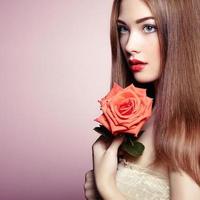 retrato de uma linda mulher de cabelos escuros com flores