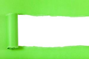 papel rasgado enrolado verde no fundo do recorte foto