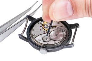 relojoeiro repara relógio antigo isolado no branco foto