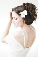 retrato de uma jovem noiva linda em um vestido branco foto