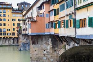 casas na ponte vecchio na cidade de florença no outono foto