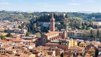 acima vista verona com igreja santa anastasia foto