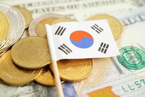 pilha de moedas de dinheiro com bandeira da coreia do sul, conceito de banca financeira foto