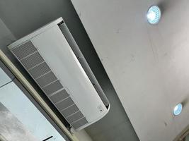 condicionador de ar instalado na parede sob o teto foto