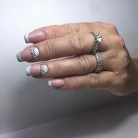 manicure de cores diferentes nas unhas. manicure feminina na mão foto