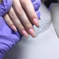 manicure francesa nas unhas. design de manicure francesa. esmalte de manicure em gel foto