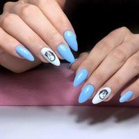 manicure feminina azul nas unhas close-up foto