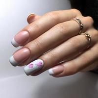 manicure francesa nas unhas. design de manicure francesa. esmalte de manicure em gel foto