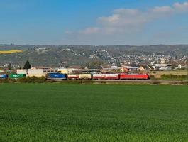 paisagens pitorescas da alemanha, com um trem passando ao longe. sem foco, borrão. foto