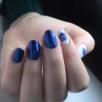 manicure feminina azul nas unhas close-up foto