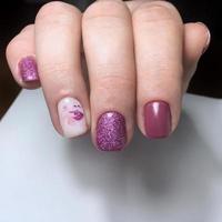 manicure feminina rosa profissional nas unhas close-up foto