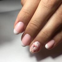 manicure bonita cor de carne nas unhas. manicure feminina foto