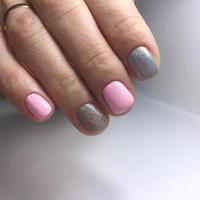 manicure de cores diferentes nas unhas. manicure feminina na mão foto