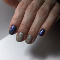 manicure bonita cor de carne nas unhas. manicure feminina foto