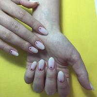 manicure de cores diferentes nas unhas. manicure feminina na mão em fundo amarelo foto