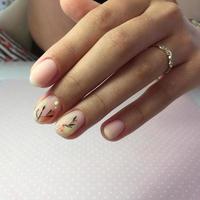 mulher com manicure cor de carne com design, close-up foto