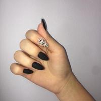 mulher com manicure preta elegante no fundo, closeup foto