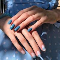 manicure feminina azul nas unhas close-up foto