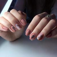 mãos femininas com manicure rosa elegante em fundo branco foto