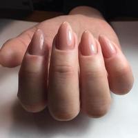 mãos femininas com manicure rosa elegante em fundo branco foto