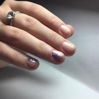 mulher com manicure cor de carne com design, close-up foto