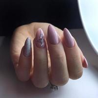 mulher com manicure cor de carne com design, close-up foto