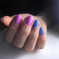 mulher com manicure cor de carne com design, close-up foto