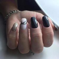 mulher com manicure cor de carne com design, close-up foto