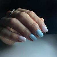 mulher com manicure cor de carne com design, close-up foto