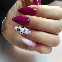 mulher com manicure cor de carne com design, close-up foto