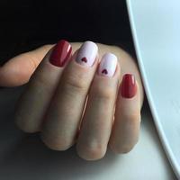 mulher com manicure cor de carne com design, close-up foto