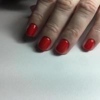 foto aproximada de uma linda mão feminina com unha vermelha