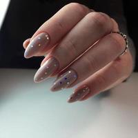 design elegante de manicure em unhas longas e bonitas foto