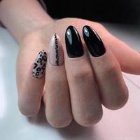 mulher com manicure preta elegante no fundo, closeup foto