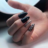 mulher com manicure preta elegante no fundo, closeup foto