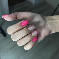 manicure rosa feminina na moda elegante. mãos de uma mulher com manicure rosa nas unhas foto