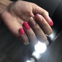 manicure rosa feminina na moda elegante. mãos de uma mulher com manicure rosa nas unhas foto