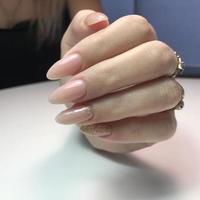 manicure rosa feminina na moda elegante. mãos de uma mulher com manicure rosa nas unhas foto