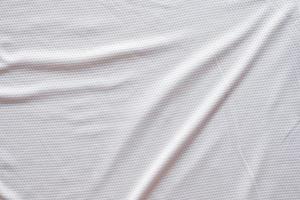 tecido branco roupas esportivas camisa de futebol com fundo de textura de malha de ar foto