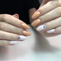 design multicolorido brilhante de manicure. foto