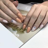 design multicolorido brilhante de manicure. foto