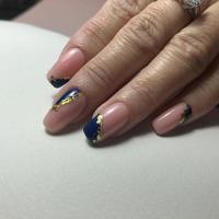 manicure rosa feminina na moda elegante. mãos de uma mulher com manicure rosa nas unhas foto