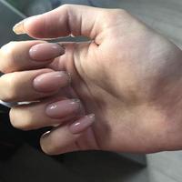 manicure rosa feminina na moda elegante. mãos de uma mulher com manicure rosa nas unhas foto