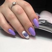 manicure roxo feminino na moda elegante com design.mãos de uma mulher com manicure roxo nas unhas foto