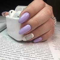 manicure roxo feminino na moda elegante com design.mãos de uma mulher com manicure roxo nas unhas foto