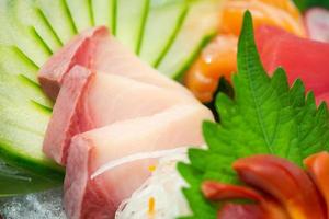 conjunto de mistura de sashimi inclui salmão, atum, saba, tai, tako e hokkigai foto