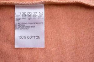 instruções de lavagem de roupas brancas etiqueta de roupas na camisa de algodão foto